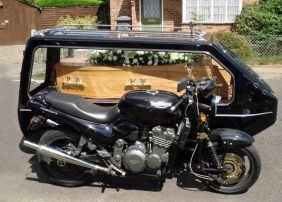 setwidth790-11-motorcycle-hearse-j-gorringe-son-funeral-directors-godalming-surrey2007-b-wb[1].jpg
